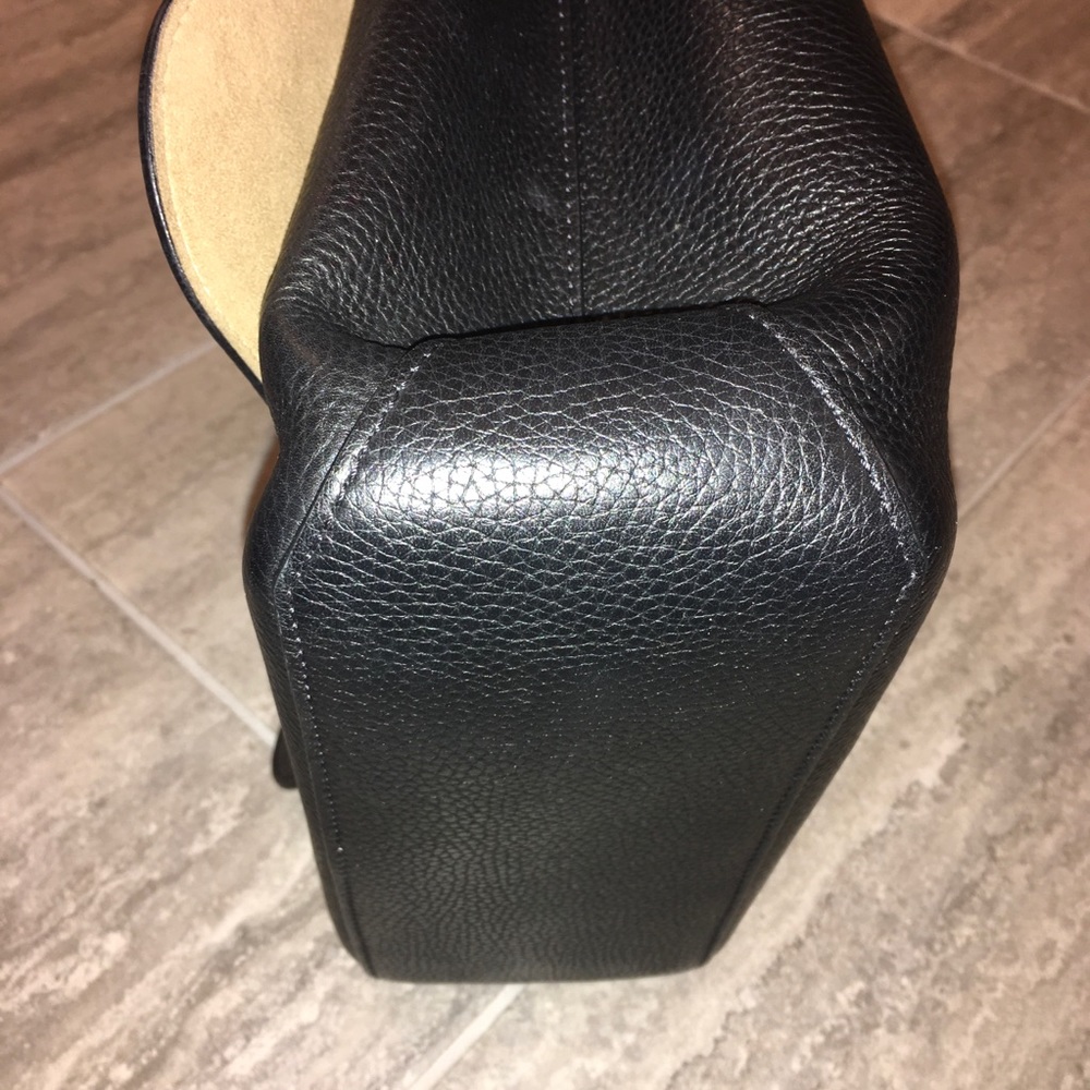 Auth Louis Vuitton Volta Black Leather Crossbody - Picture 5 of 8